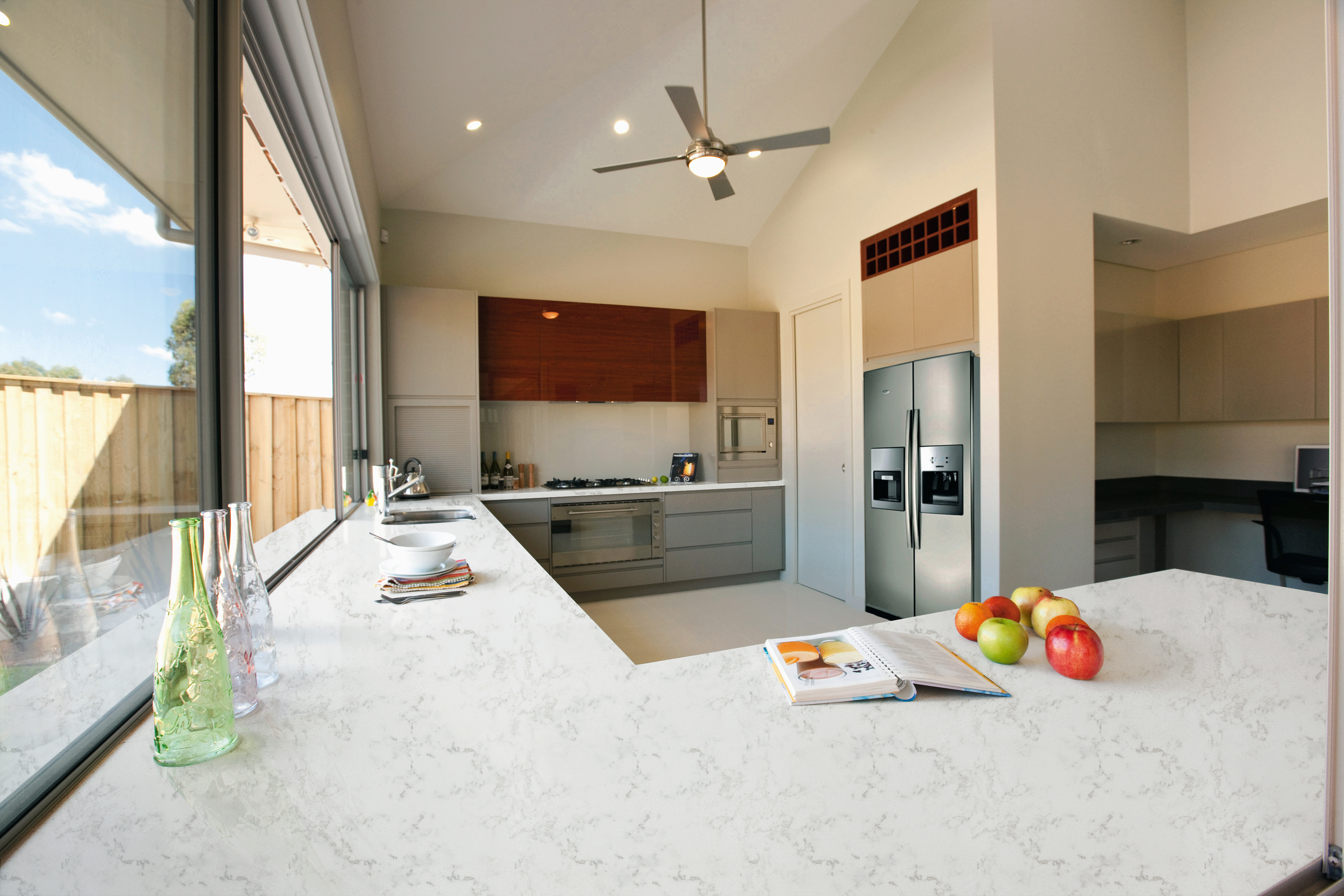 A finished quartz slab from the quartz countertop manufactuers its quality can be identified from the following four aspects